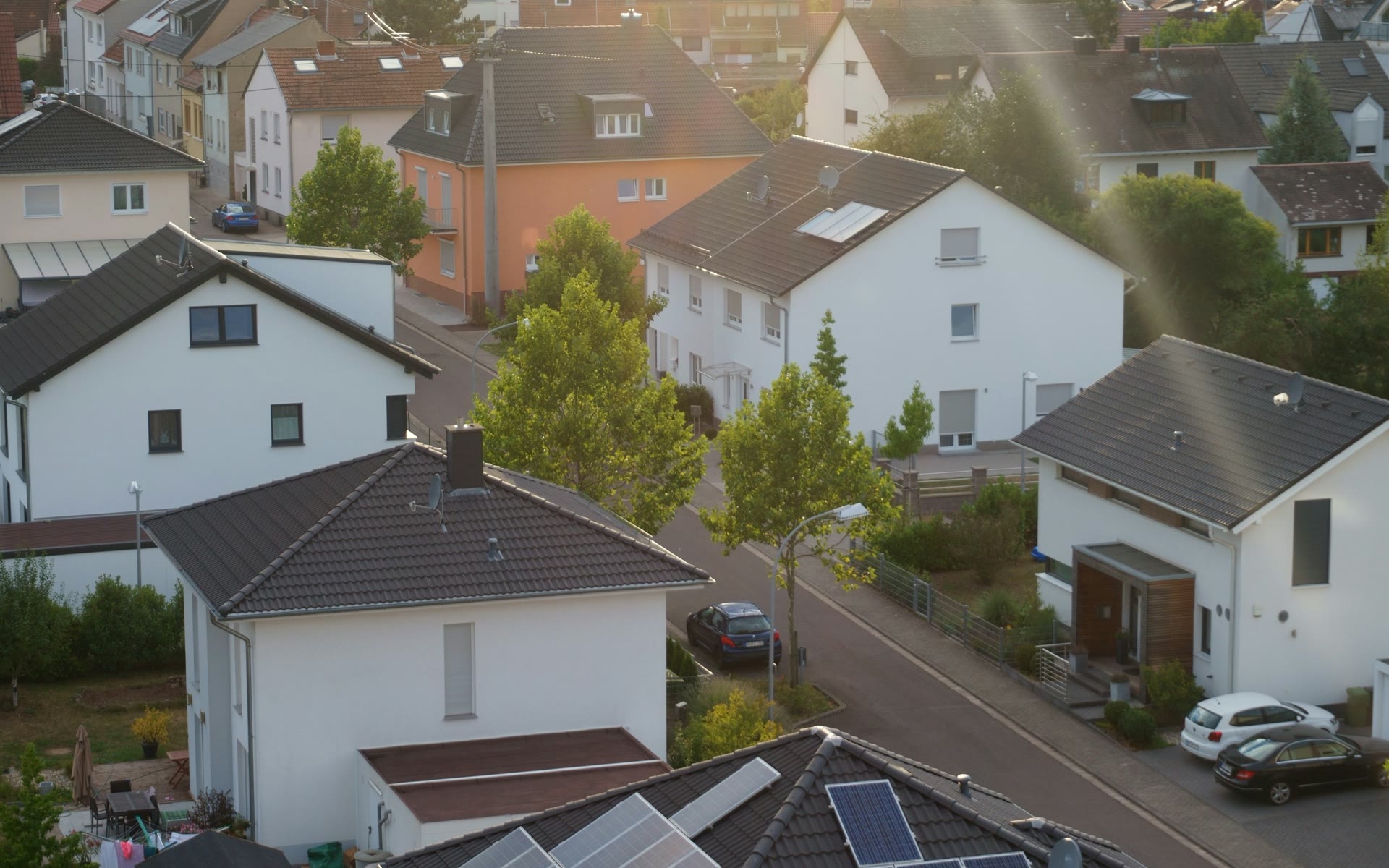 Luftaufnahme eines Wohnviertels in Saarbrücken mit Photovoltaikmodulen auf mehreren Hausdächern.
